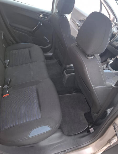 Avant / Après nettoyage intérieur Résultat réel d’un nettoyage complet intérieur automobile